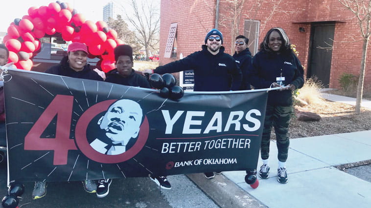 Empleados de Bank of Oklahoma participando en el desfile de MLK.