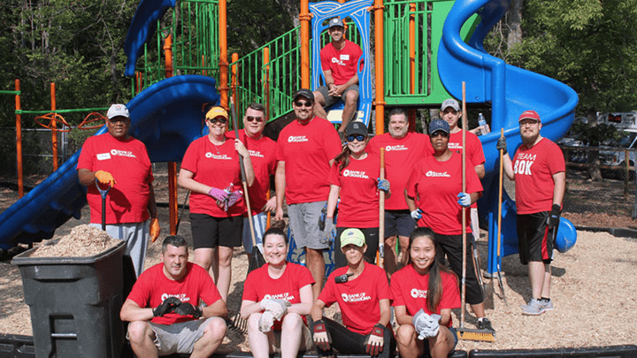 Trabajadores voluntarios que ayudan a limpiar el parque, como parte del compromiso de Bank of Oklahoma con el servicio comunitario.