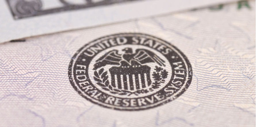 Logotipo de la Reserva Federal de los Estados Unidos en un sobre.